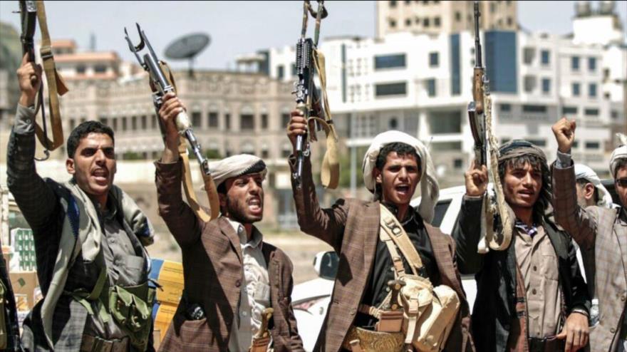 Combatientes del movimiento popular yemení Ansarolá.