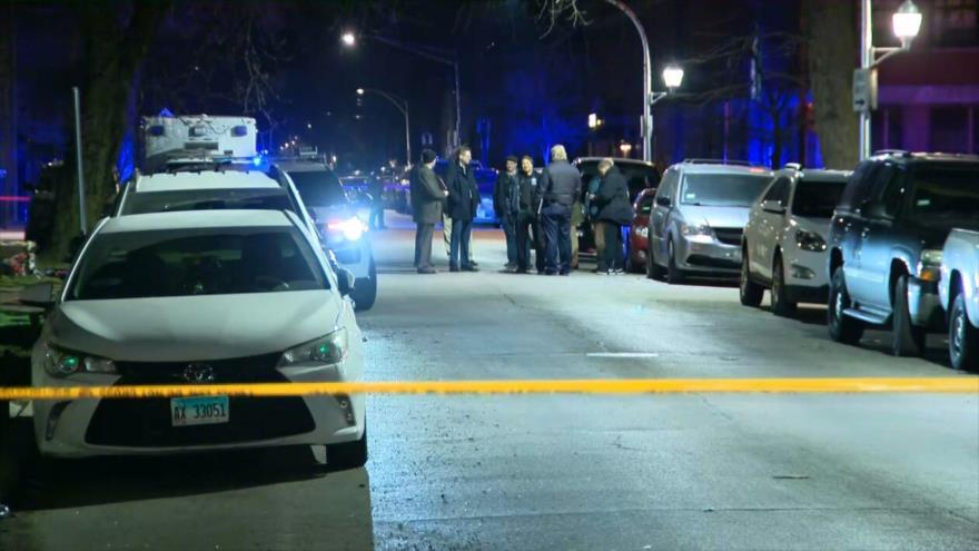 Varios agentes de policía se encuentran en el lugar del tiroteo ocurrido en un barrio de Chicago, 29 de marzo de 2021.