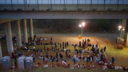 Vídeo: Guardia fronteriza de EEUU retiene migrantes bajo puente 