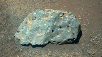 La NASA halla una “extraña” roca azulada en la superficie de Marte