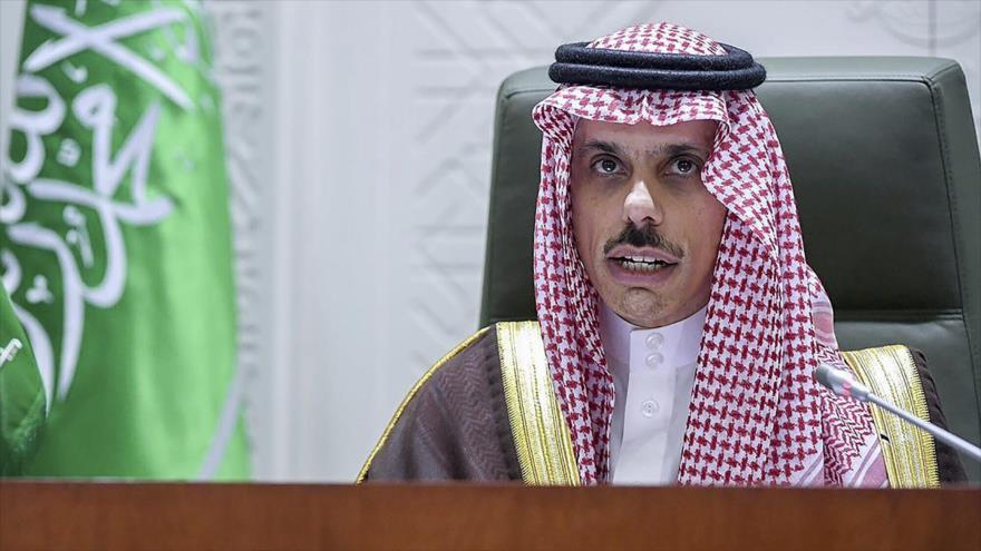 El canciller de Arabia Saudí, el príncipe Faisal bin Farhan Al Saud, durante una rueda de prensa celebrada en Riad, 10 de marzo de 2021. (Foto: AFP)