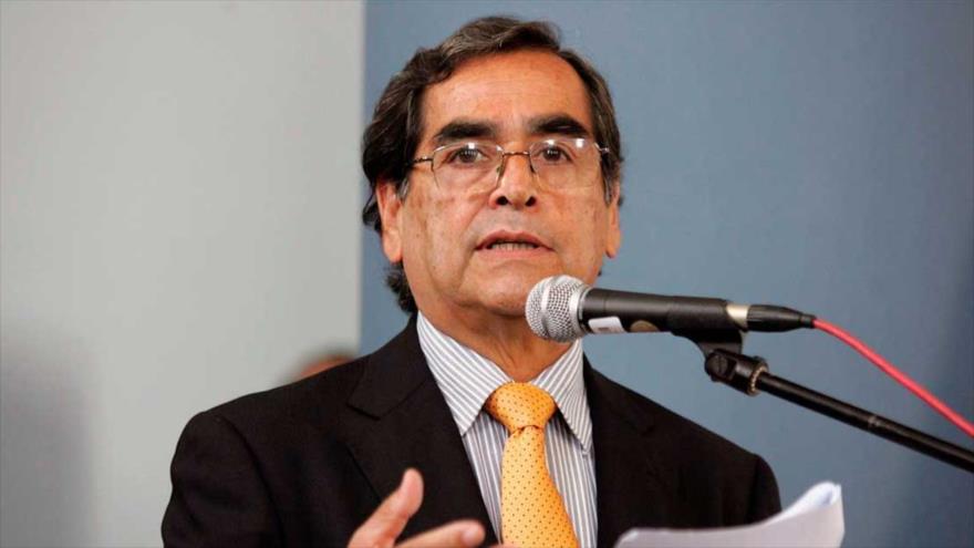 El ministro de Salud de Perú, Óscar Ugarte, habla ante los medios del país andino.