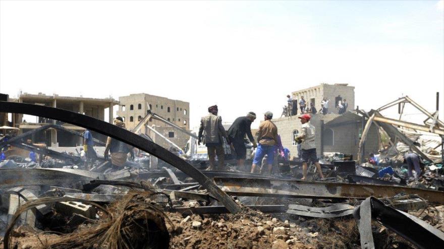 Los escombros provocados por un ataque aéreo de la coalición saudí en Saná, la capital yemení, 2 de julio de 2020. (Foto: AFP)