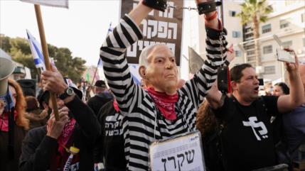 Premier israelí Netanyahu vuelve a juicio en medio de protestas