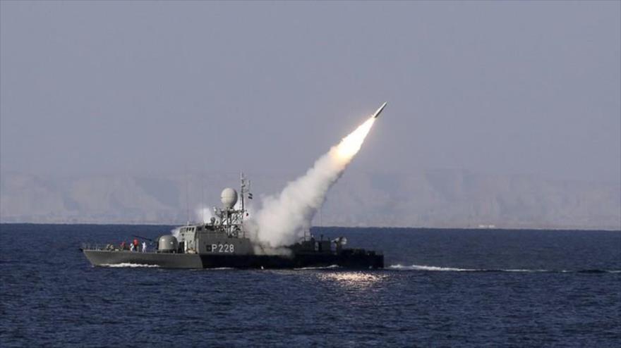 Un buque iraní lanza un misil en estrecho de Ormuz. (Foto: Reuters) 
