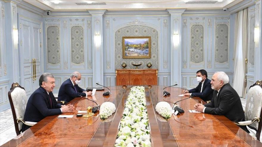 Canciller iraní, Mohamad Yavad Zarif (dcha.), se reúne con el presidente uzbeko, Shavkat Mirziyoyev (izda.), Tashkent, 5 de abril de 2021.