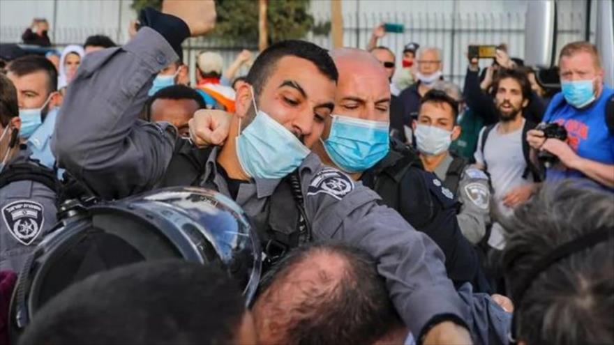 Policías israelíes golpean a diputado judío en protesta propalestina