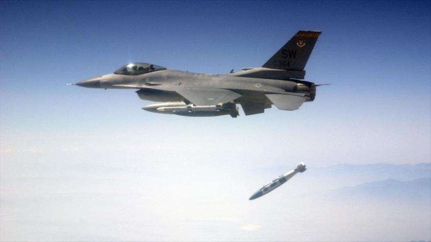 Un avión F-16CJ de la Fuerza Aérea de Estados Unidos lanza municiones de ataque directo conjuntas GBU-31/32 durante un ejercicio militar.