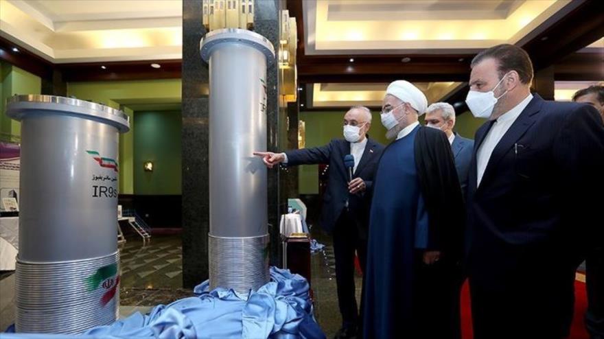 El presidente iraní, Hasan Rohani, y el jefe de la OEAI, Ali Akbar Salehi, de los logros nucleares en Teherán, 10 de abril de 2021. (Foto: Tasnim)