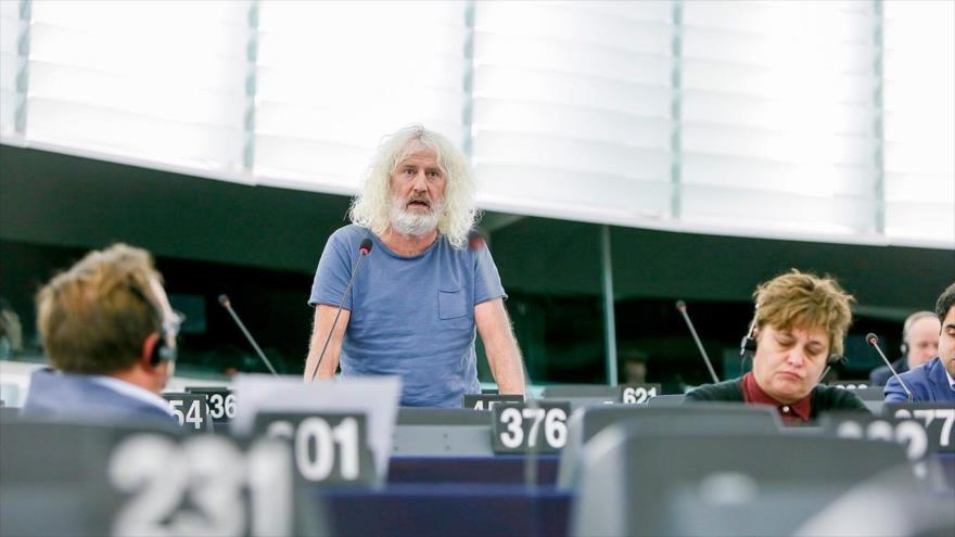 El eurodiputado irlandés Mick Wallace (centro).
