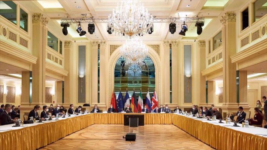 Diplomáticos de Irán, el Reino Unido, Francia, Rusia, China y Alemania en Viena, Austria, hablando del caso nuclear iraní, 7 de abril de 2021. (Foto: Reuters)