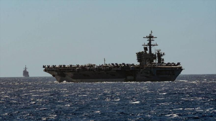El portaviones USS Theodore Roosevelt y el crucero de misiles guiados USS Bunker Hill en el mar de Filipinas, 29 de febrero de 2020. (Foto: AFP)