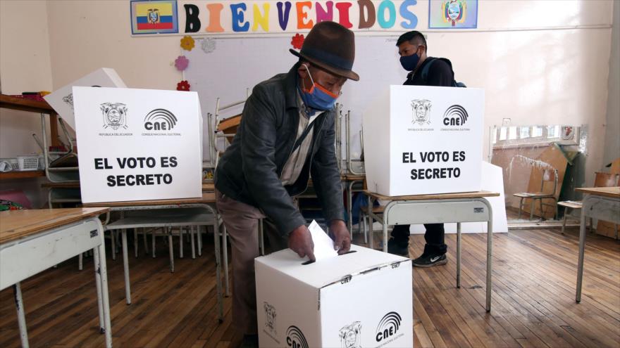 Ciudadanos ecuatorianos votan en un colegio electoral en Cangahua, provincia de Cayambe, durante el balotaje presidencial, 11 de abril de 2021. (Foto: AFP)