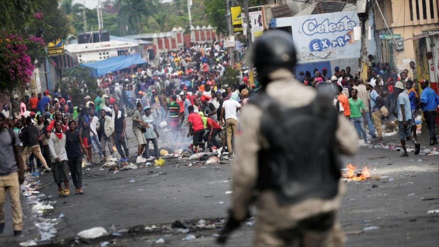 Los haitianos participan en una manifestación exigiendo la renuncia del presidente haitiano, Jovenel Moise, el 27 de septiembre de 2019. (Foto: Reuters)