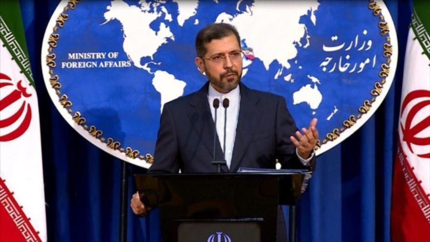 El portavoz del Ministerio de Asuntos Exteriores de Irán, Said Jatibzade, ofrece una rueda de prensa en Teherán, la capital.
