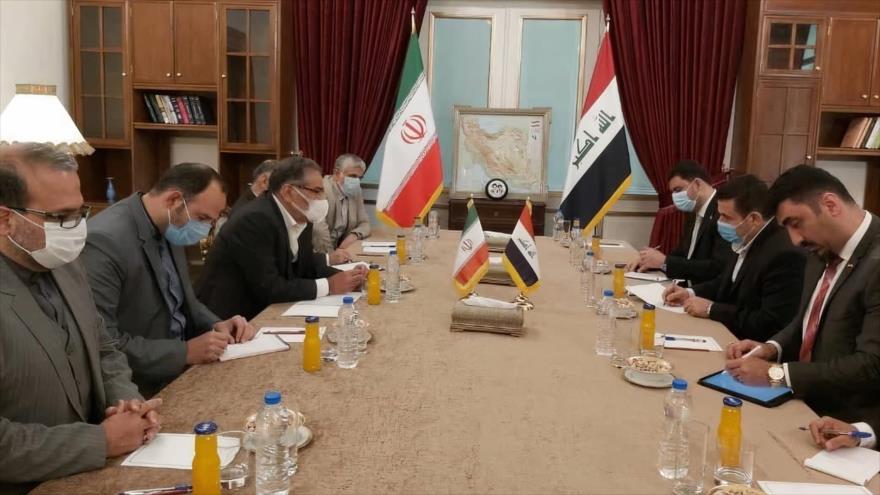 El secretario del Consejo Supremo de Seguridad Nacional de Irán, Ali Shamjani (izda.) y el asesor de Seguridad Nacional de Irak, Qasem al-Arayi, en Teherán, Irán.