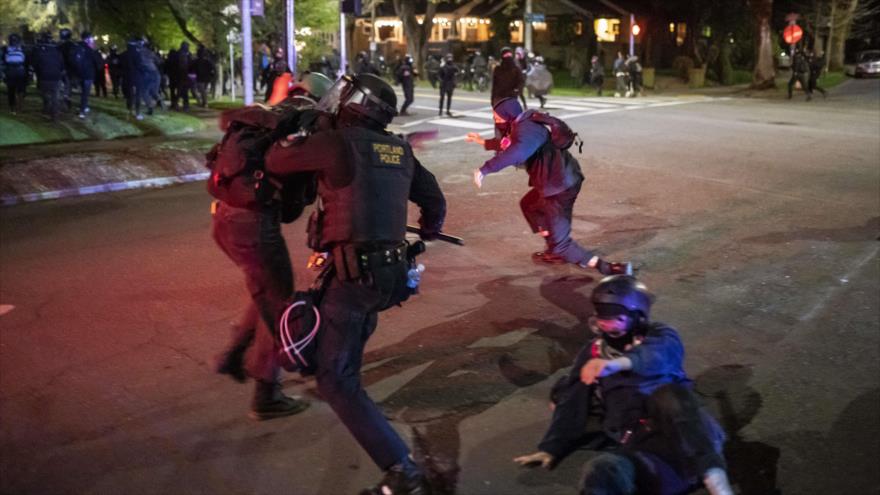 Vídeo: Policía de EEUU reprime marcha por asesinato de joven negro