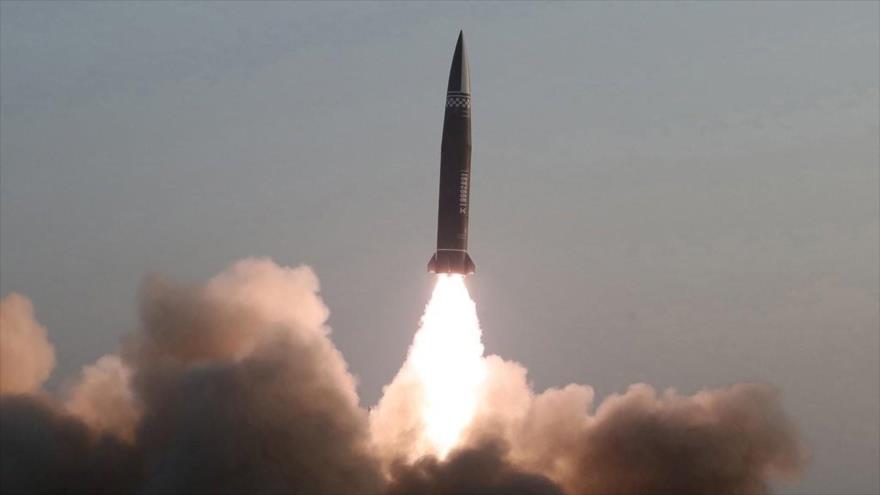 Un nuevo tipo de misil guiado táctico se lanza desde la ciudad norcoreana de Hamju, provincia de Hamgyong del Sur, el 25 de marzo de 2021.