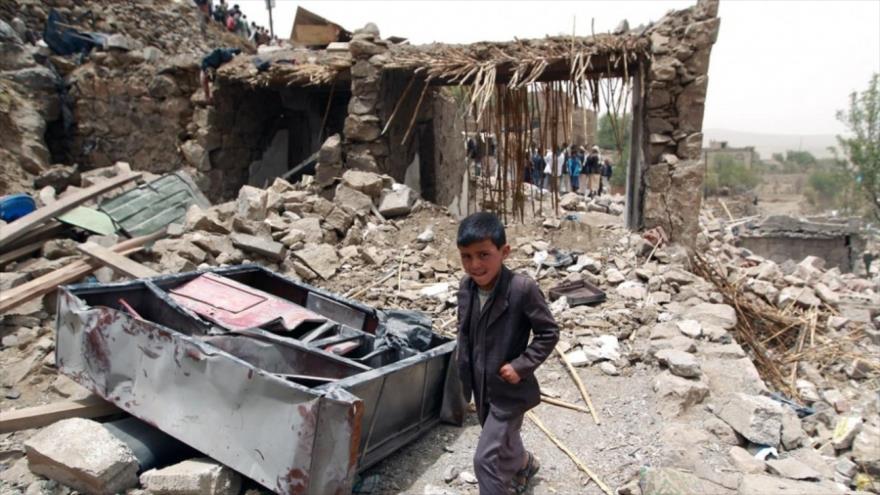 Un niño yemení pasa junto a los escombros de las casas destruidas en Yemen. (Foto: AFP)