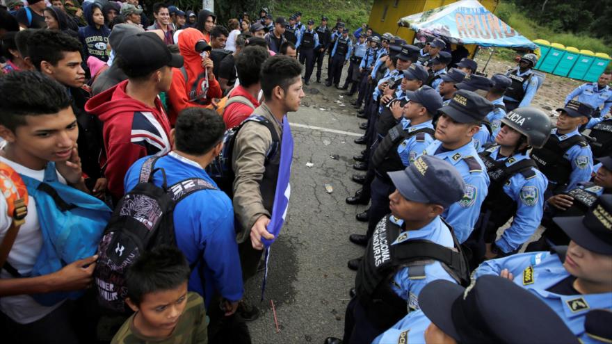 Policía de Honduras forman barrera para hacer frente a migrantes indocumentados.