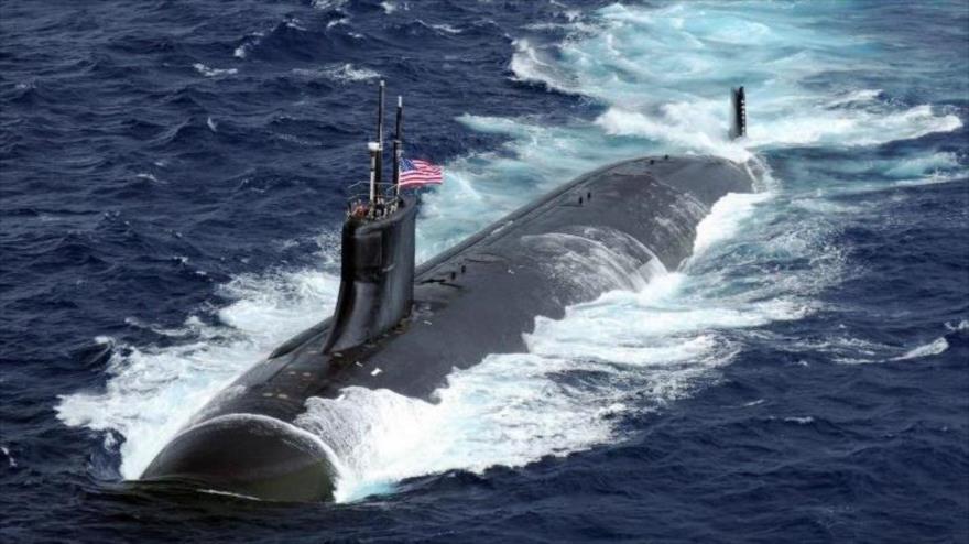 Un submarino de la Armada de EE.UU. en plena travesía sobre la superficie marina.