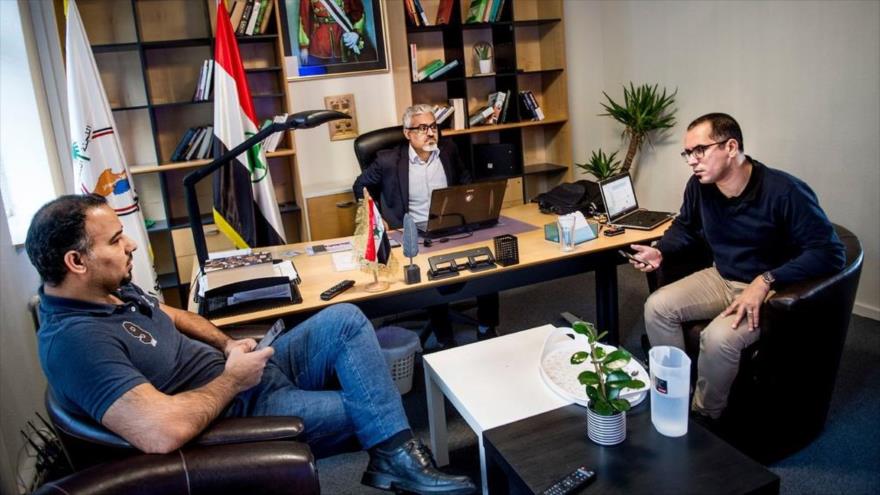 Habib Jabor (centro), líder del grupúsculo antiraní Al-Ahvazie, en una reunión con miembros del grupo terrorista. (Foto: EPA)