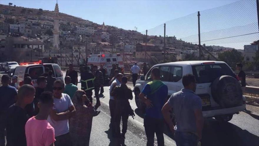 La gente se reúne en el lugar donde una palestina resultó herida por un incidente de atropello por un colono israelí.