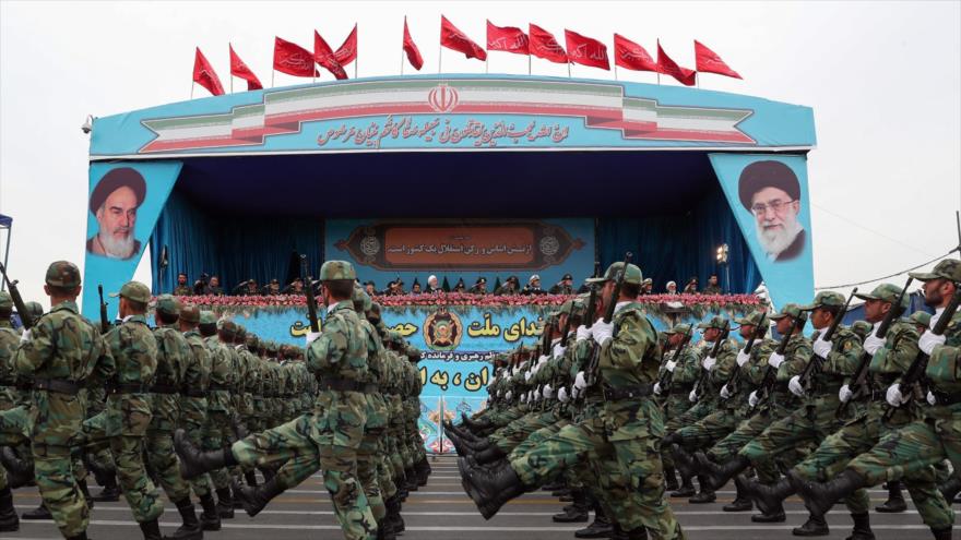 Efectivos del Ejército de Irán realizan un desfile militar en Teherán, capital persa.
