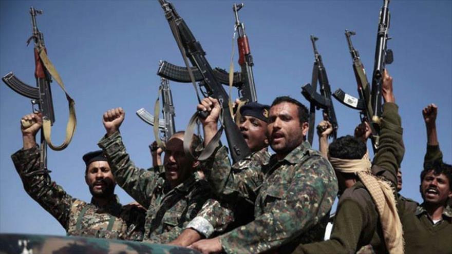 Soldados del Ejército de Yemen celebran su victoria en una batalla contra los agresores.