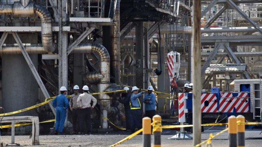 Empleados cerca de una instalación dañada de la petrolera saudí Aramco tras un ataque yemení, 20 de septiembre de 2019. (Foto: AFP)