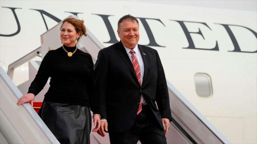 El entonces secretario de Estado de EE.UU., Mike Pompeo, y su esposa llegan en el Aeropuerto Internacional de Senegal, 15 de febrero de 2020. (Foto: AFP)