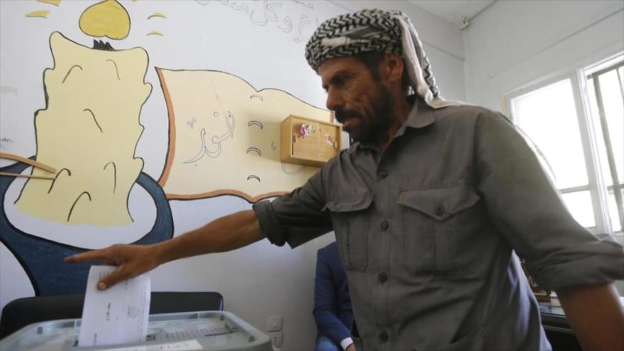 Un hombre deposita su voto en las primeras elecciones municipales de Siria, 16 de septiembre de 2018. (Foto: AFP)