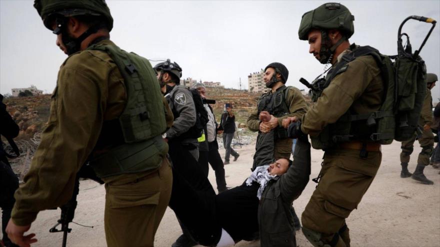 Tropas israelíes detienen a un manifestante palestino cerca de Ramalá, en la ocupada Cisjordania. (Foto: Reuters)