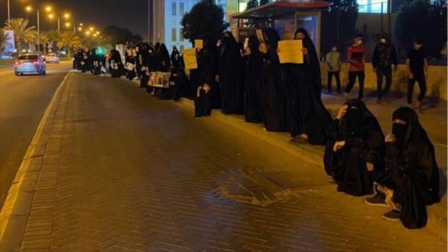 Madres de presos bareiníes protestan contra crímenes de Al Jalifa