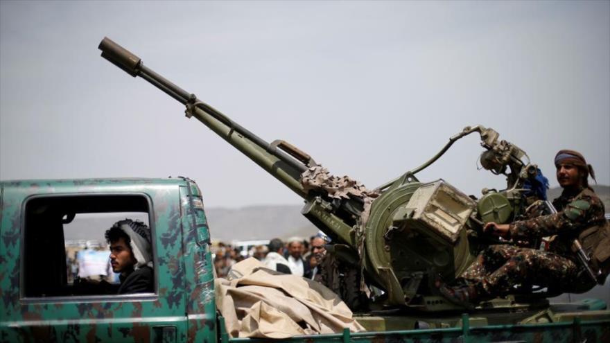 Un combatiente de Ansarolá con una ametralladora montada en un camión militar en las afueras de Saná, capital de Yemen. (Foto: Reuters)