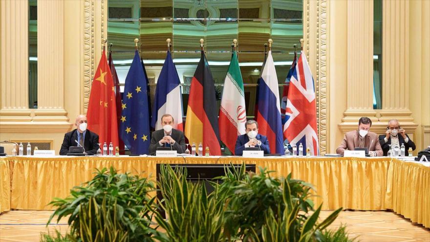 El vicecanciller para Asuntos Políticos de Irán, Seyed Abás Araqchi (2º de dcha.) en una reunión con representantes de G4+1 sobre PIAC, Viena (Austria), abril de 2021.