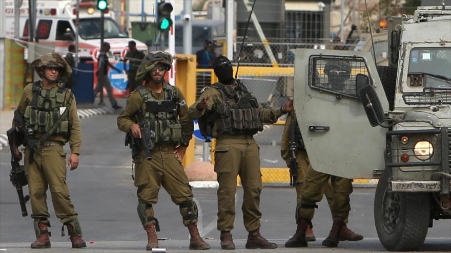 Las fuerzas de seguridad de Israel vigilan un puesto de control en la ocupada Cisjordania.