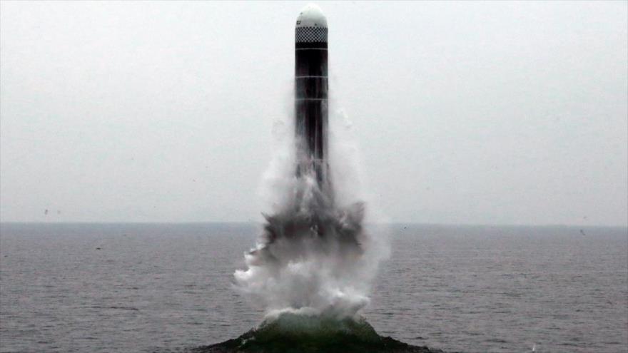 Un misil balístico Pukguksong-3 lanzado desde un submarino de Corea del Norte, 2 de octubre de 2019.