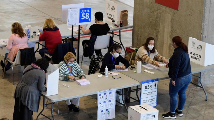 Ecuatorianos emiten su voto durante la segunda vuelta de las elecciones presidenciales en un colegio electoral, 11 de abril de 2021. (Foto: AFP)