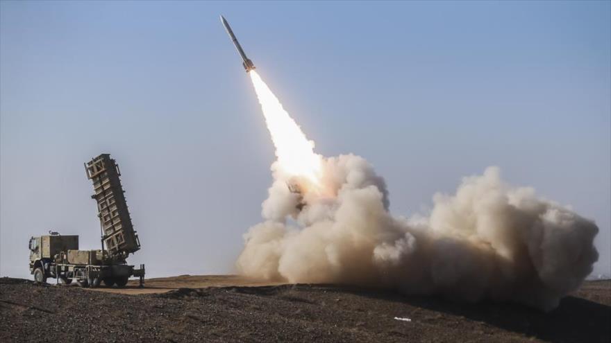 El momento de lanzamiento de un misil iraní durante un ejercicio militar en la provincia de Semnan, Irán. (Foto: YJC)