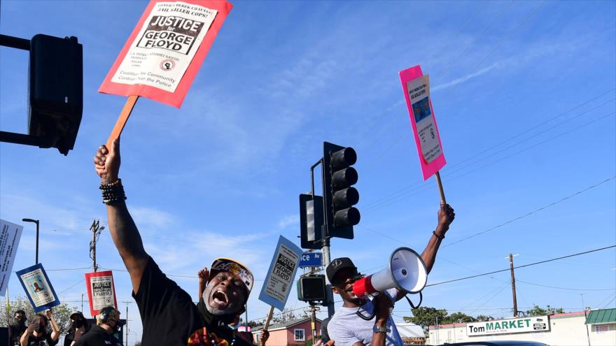 Marchan en Los Ángeles, California, en apoyo a George Floyd, asesinado por un policía blanco en EE.UU., 20 de abril de 2021. (Foto: AFP)