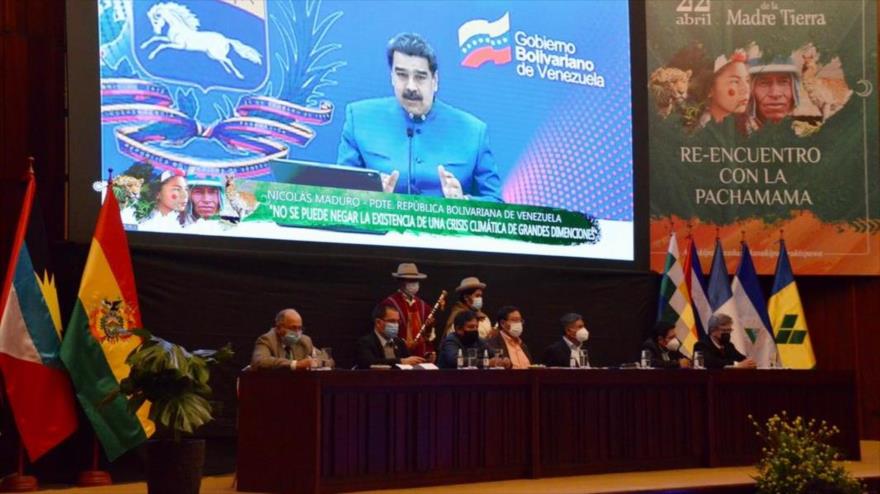 El presidente de Venezuela, Nicolás Maduro, habla en la clausura del foro internacional Re-Encuentro con la Pachamama en Bolivia, 23 de abril de 2021.