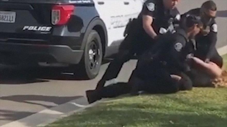 No cesa el racismo en EEUU: Policía golpea en la cara a una hispana | HISPANTV