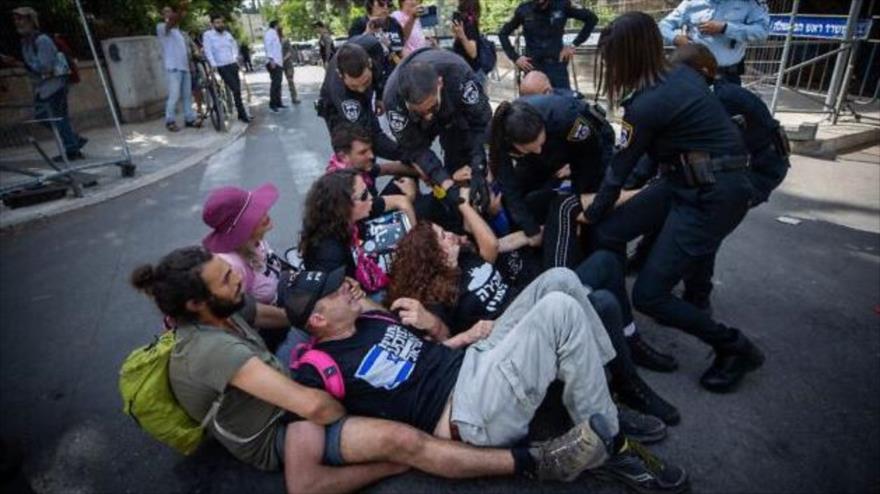 Vídeo: Fuerzas israelíes dispersan una sentada contra Netanyahu