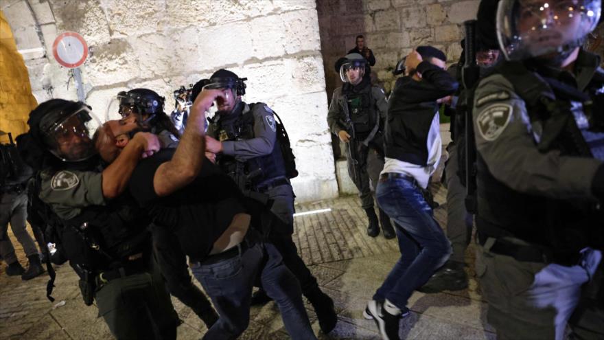 Los militares israelíes detienen a un manifestante palestino en la Ciudad Vieja, ubicada en la parte este de la ciudad de Al-Quds (Jerusalén), 24 de abril de 2021. (Foto: AFP)