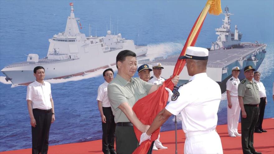 El presidente chino, Xi Jinping, entrega estandarte del Ejército Nacional a tripulación del buque de guerra Changzheng 18, China, 23 de abril 2021. (Foto: Xinhua)