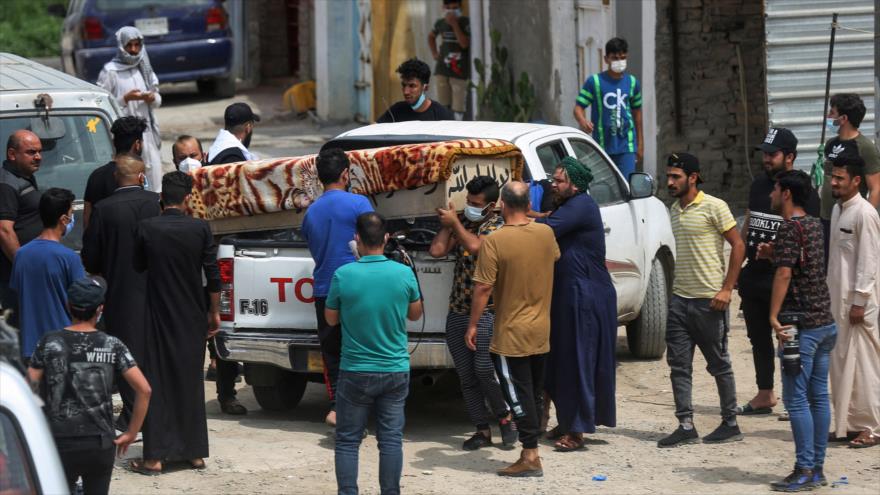 Iraquíes transportan el ataúd de un familiar que murió durante un incendio en el Hospital Ibn al-Jatib, en la capital, Bagdad, 25 de abril de 2021. (Foto: AFP)