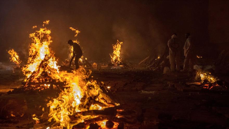 La gente incinera los cuerpos de las víctimas de la COVID-19 en un crematorio de Nueva Delhi, La India. (Foto: Reuters)