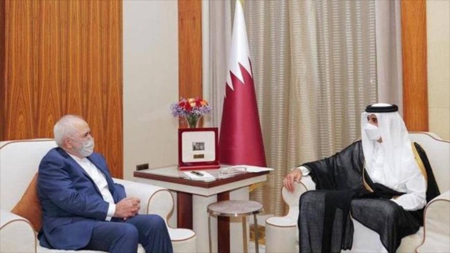 El canciller de Irán, Mohamad Yavad Zarif (izqda.), y el emir de Catar, Tamim bin Hamad al Thani, en un encuentro en Doha, 25 de abril de 2021.