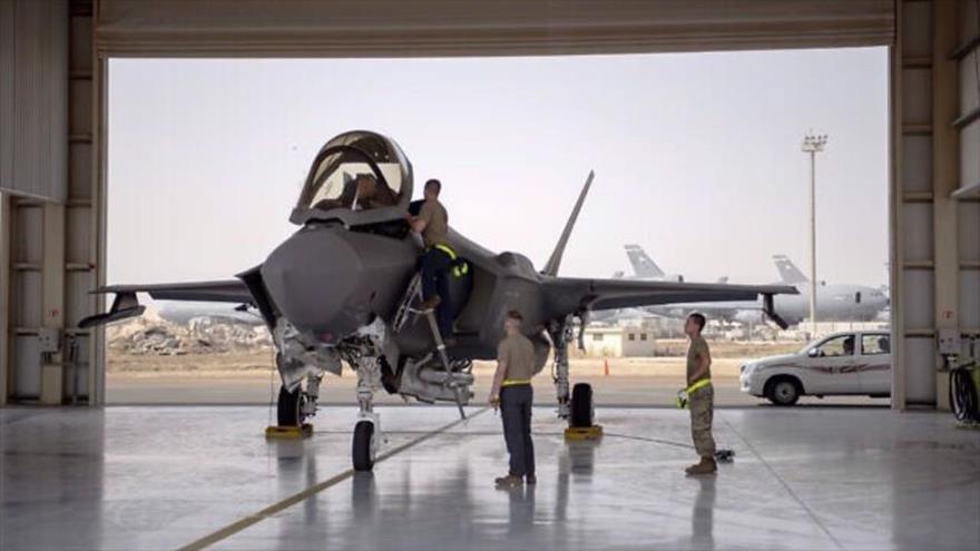 La tripulación de un avión de combate F-35 en la base aérea de Al-Dhafra, en los Emiratos Árabes Unidos (EAU), 5 de agosto de 2019. (Foto: AP)